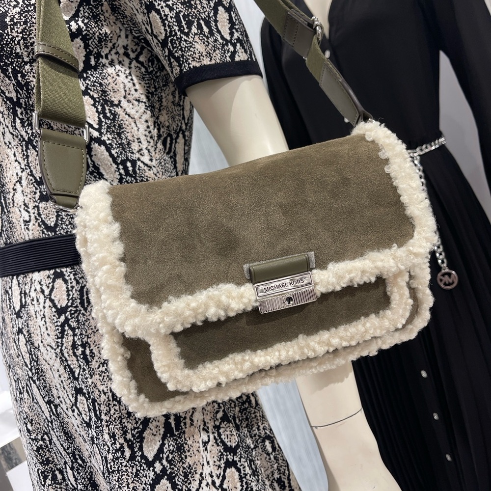 MICHAEL KORS Bradshaw Medium Suede and Faux Shearling Messenger Bag
Olive
NWT - Picture 14 of 16